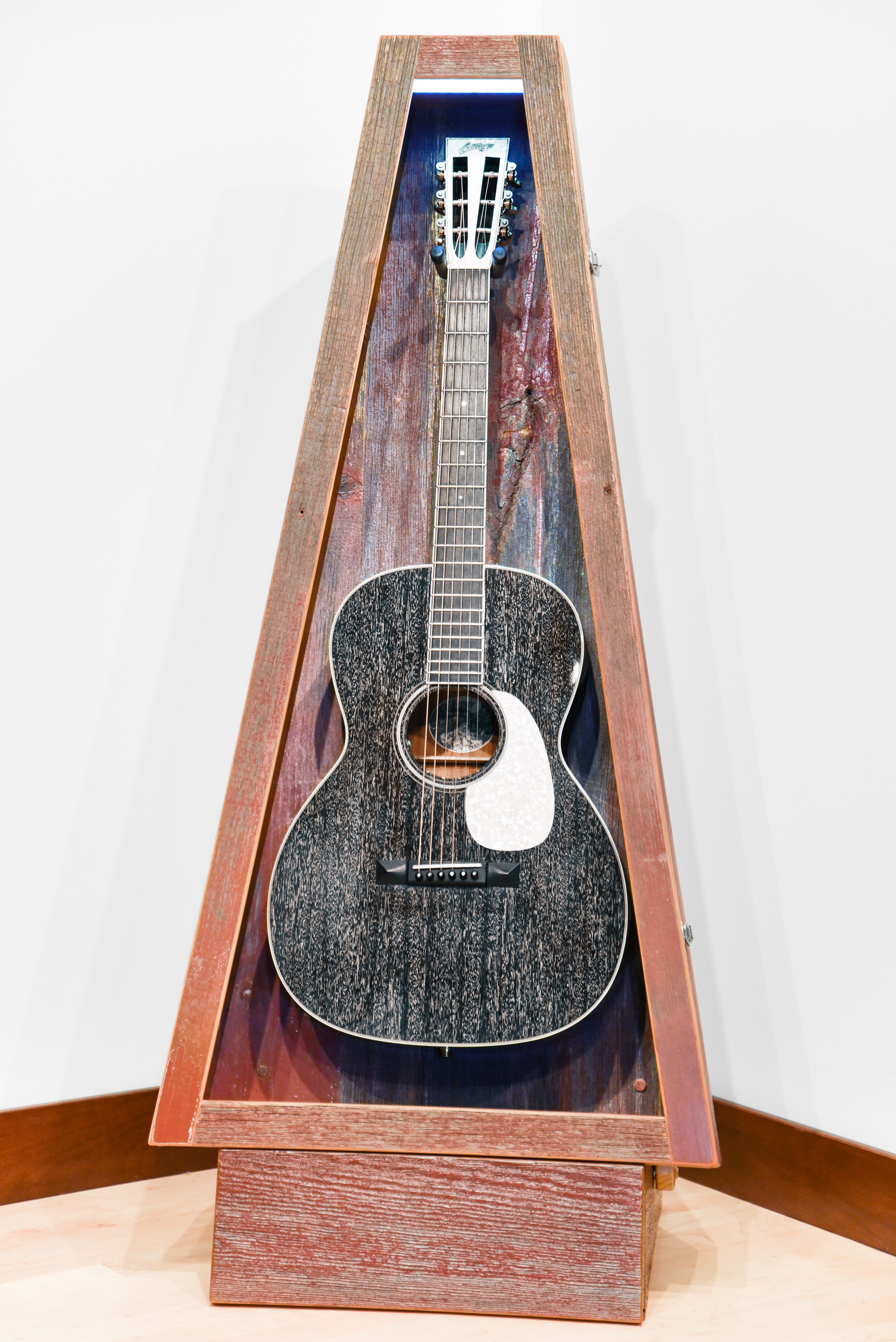 ClimaStand Triangle Humidor with Base - Reclaimed Barnwood (Red)