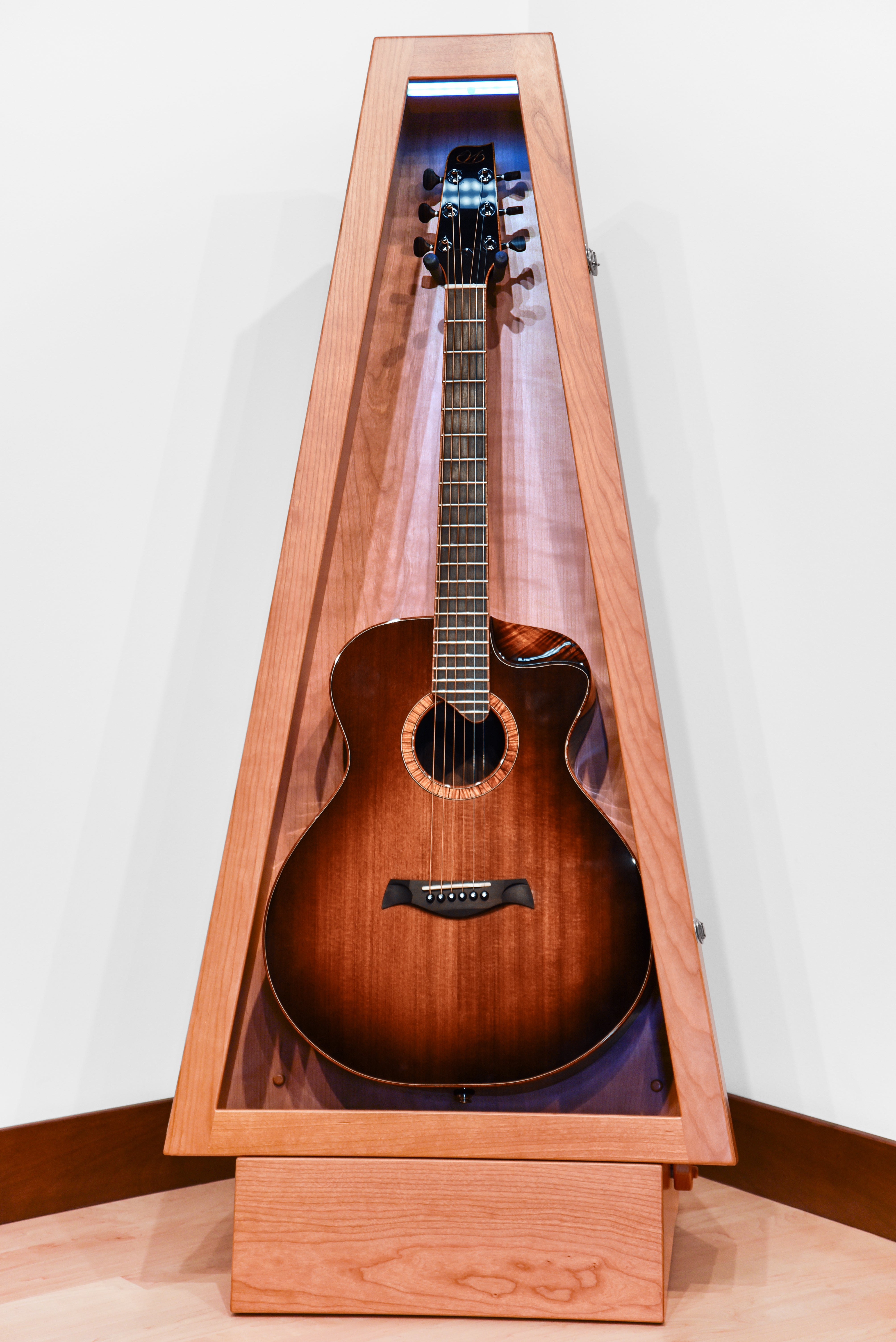 ClimaStand Triangle Humidor with Base - Cherry