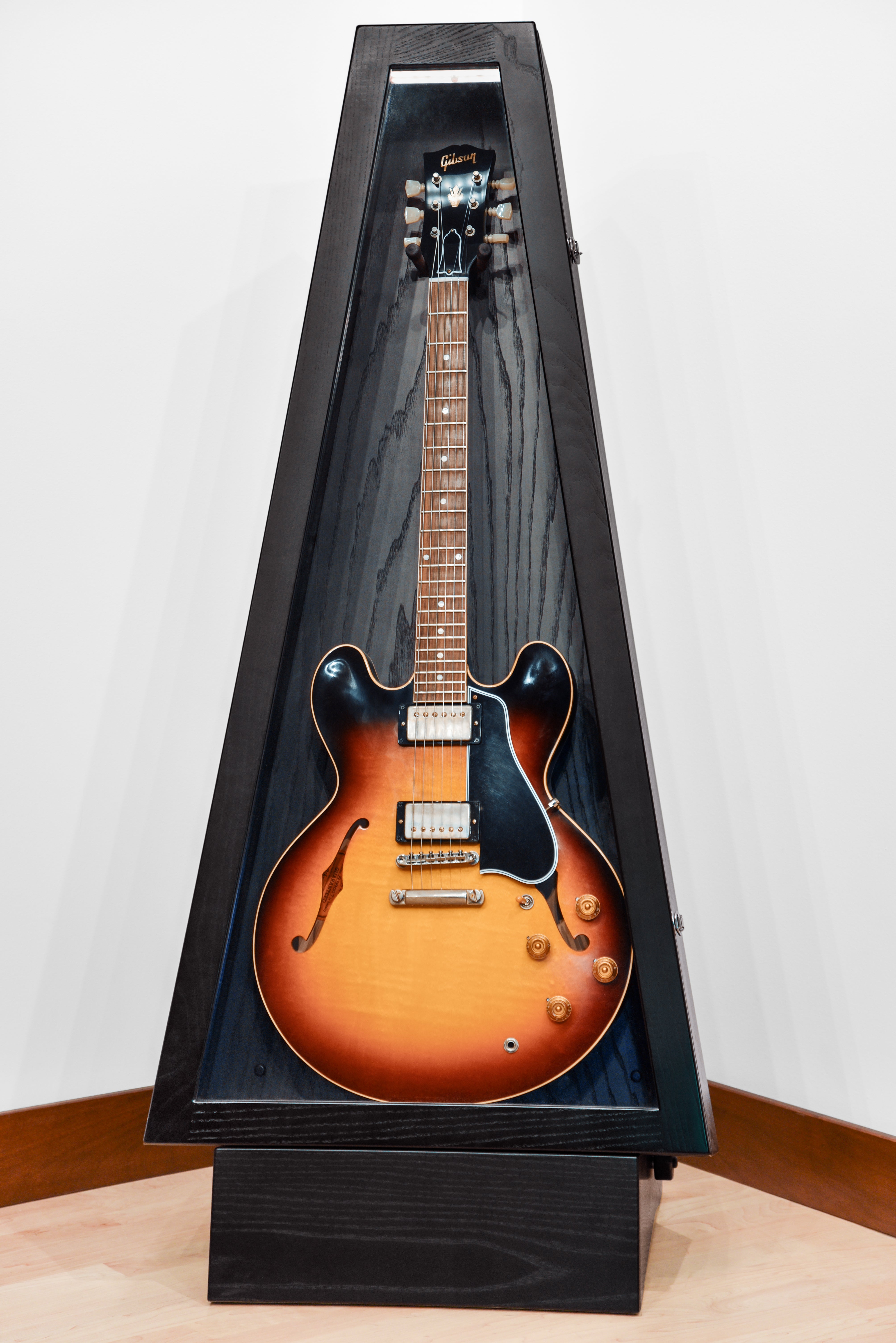 ClimaStand Triangle Humidor with Base - Northern White Ash with Piano Black