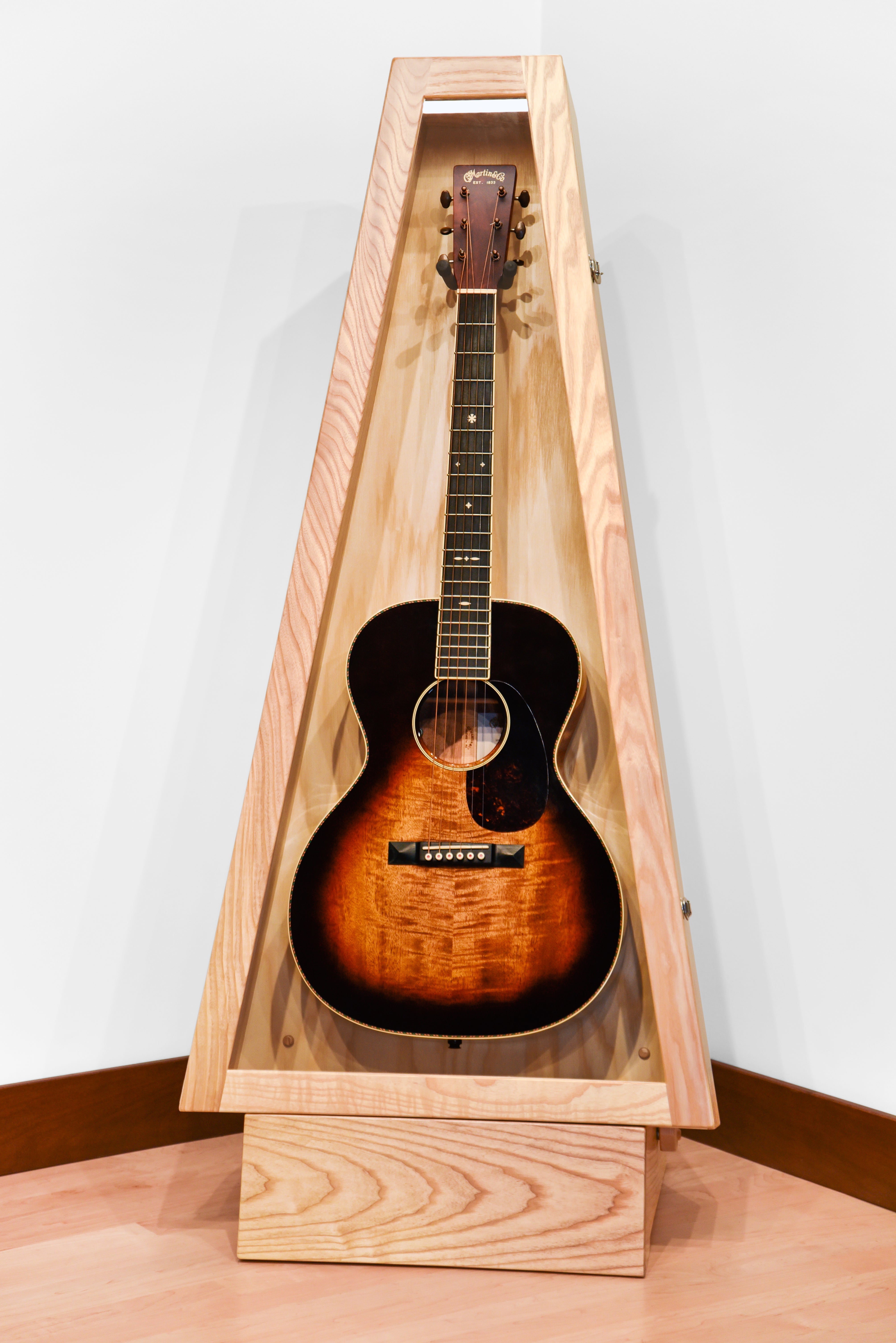 ClimaStand Triangle Humidor with Base - Northern White Ash